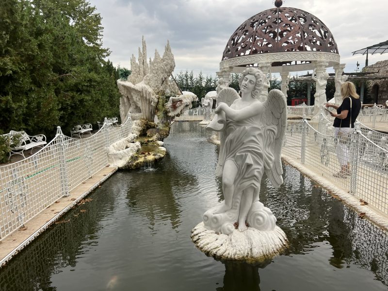 Празник на виното събра стотици ценители на божествената напитка в благоевградското село Дъбрава