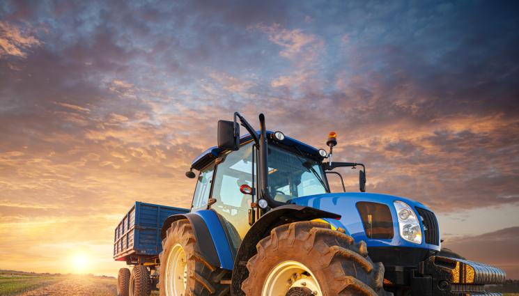 Трактор се преобърна и рани 15 души!