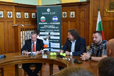 Заместник-кметът по спорт и младежки дейности Николай Бухалов изтегли жребия за срещата между България и Ел Салвадор за Купа “Дейвис”