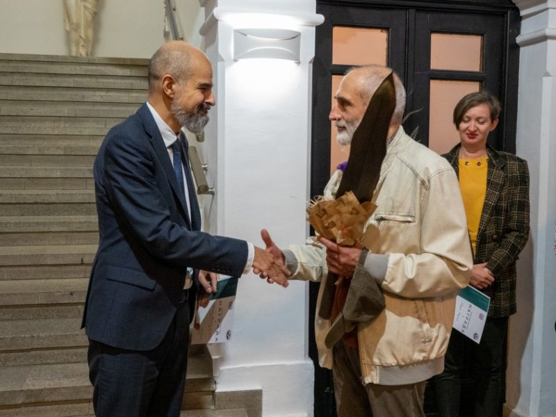 Заместник-кметът по културата Павел Попов награди най изявените варненски творци за 2024 г.