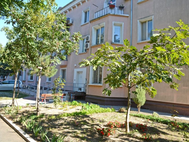 Потребителите на Центъра за хора с увреждания в кв. „Аспарухово“ обичат да градинарстват, да пътуват и да изработват сувенири от рециклирани материали