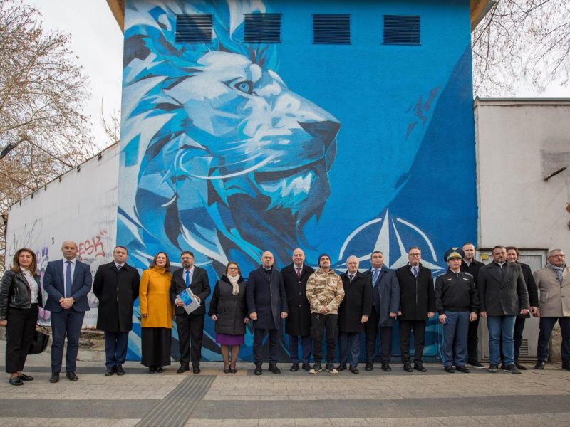 Министър Иван Кондов откри последния стенопис в конкурса „България – по-красива в НАТО“