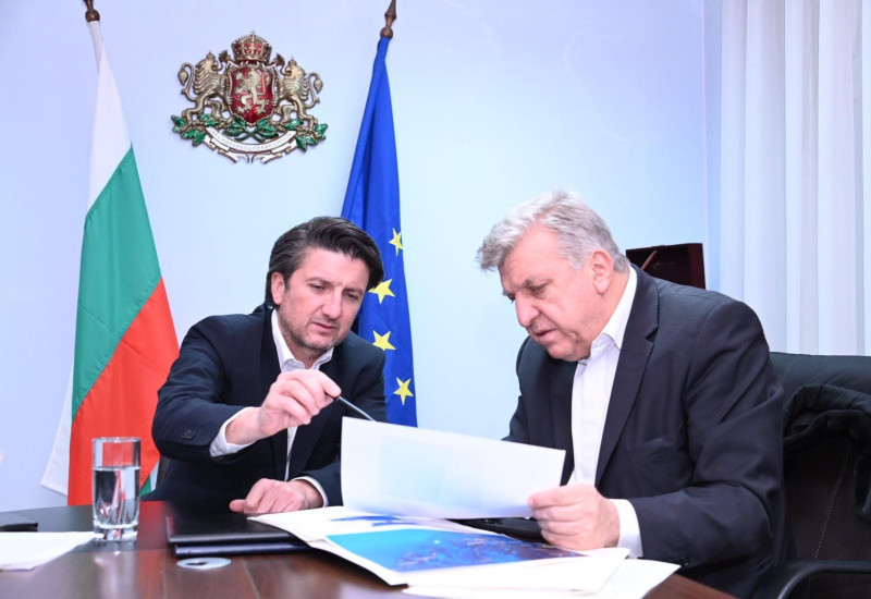 Министрите на туризма и околната среда и водите на извънредна среща заради спекулации с петролния разлив в Черно море