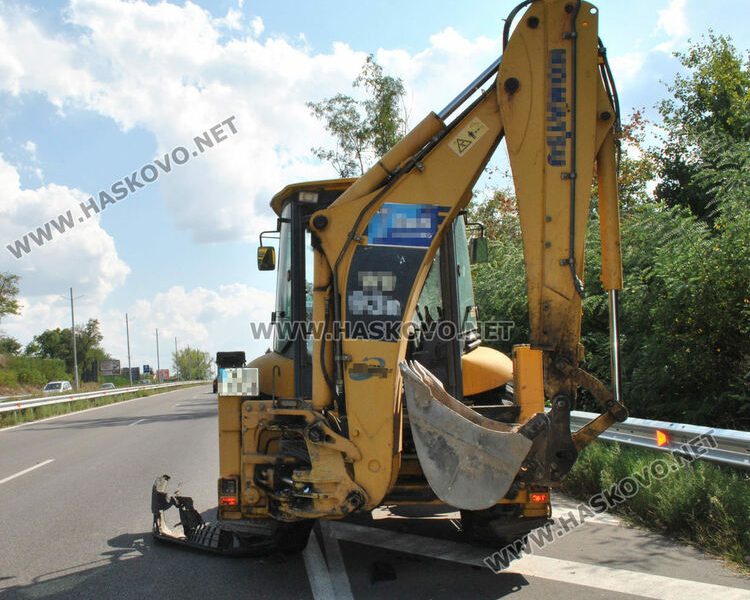 Водач на трактор пострада при удар от автобус – Новини
