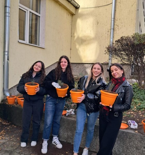 Свищовски ученици засадиха десет борови дръвчета като част от кампанията „Засади дърво за Коледа“