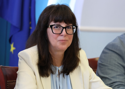 Министър Кондева сложи край на напрежението в НКБ • МЗ