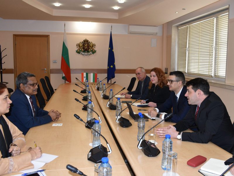 Министър Дилов и посланикът на Индия у нас обсъдиха сътрудничество в областта на високотехнологичните производства