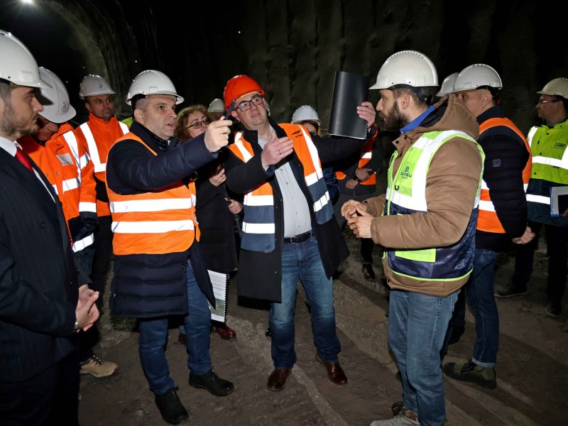 Вицепремиерът Гроздан Караджов: Три години не е намерено решение за изграждането на най-дългия жп тунел в страната