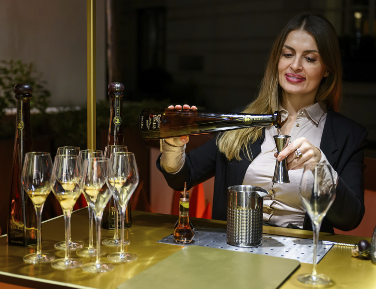 Плановете на Тръмп за налагане на вносни мита на стоки от Мексико може да засегне пазара на текила и мескал в САЩ, според Ройтерс