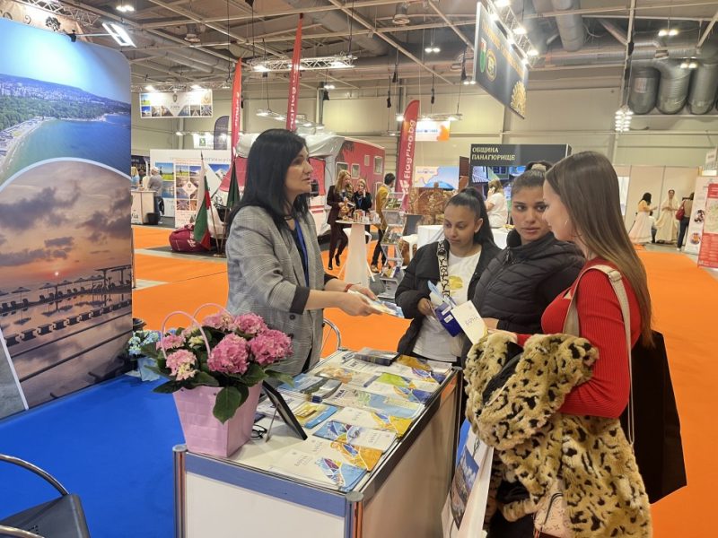 Министър Пешев награди сноубордистите Тервел и Малена Замфирови