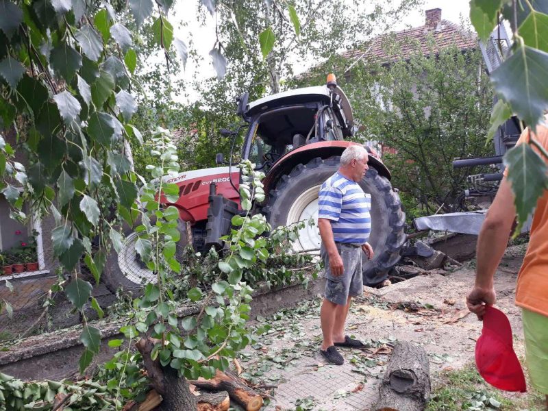 Трактор се заби в къща в село Царевец