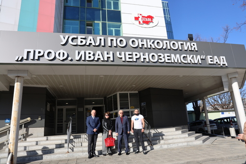 Есенният залез рисува вътрешната пасища на Монголия