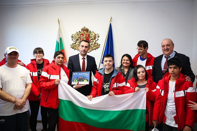 Министър Пешев изпрати 10 български атлети на Световните зимни игри на Спешъл Олимпикс в Торино