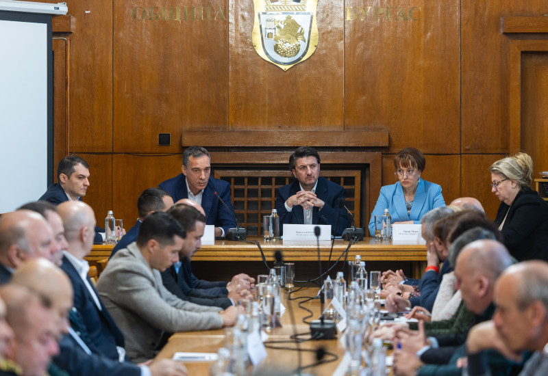 Министърът на туризма се срещна с кметовете на общини от Южното Черноморие и контролните органи в Бургас за подготовката за летния сезон