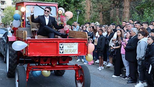С трактор на бала: Абитуриент от Кърджали изненада всички с нестандартна поява
