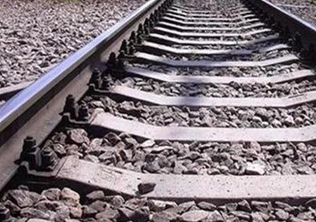 Локомотив блъсна трактор на жп прелез