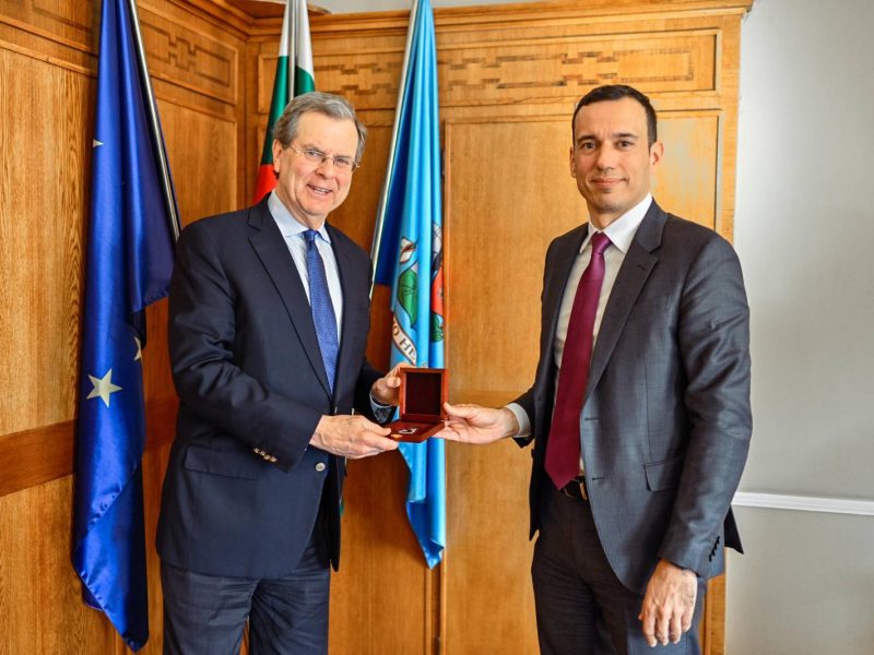 Кметът Васил Терзиев връчи плакет с герба на София на Дейвид Харис