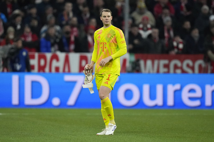 Байерн Мюнхен няма да привлича друг вратар след контузията на Мануел Нойер, заяви един от шефовете на германския клуб