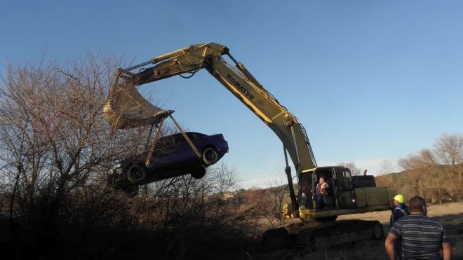 Кола се заби в трактор край Пловдив, две момчета са в болница