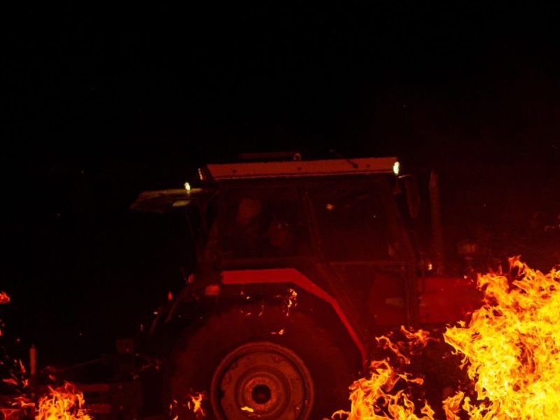 „Опасявам се за живота си“: Земеделец остана без техника след умишлен палеж