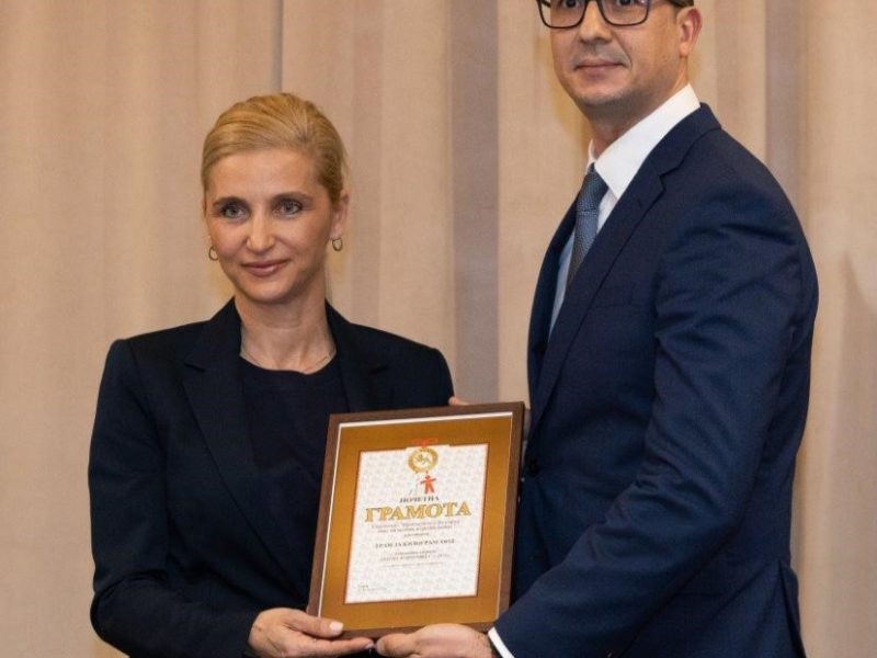 Министър Дилов награди победителя в категория “Успешно стартиращо малко предприятие” по време на годишните награди “Златна мартеница”