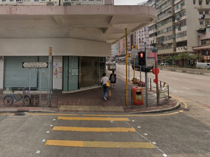 71-годишен мъж от Хонконг е арестуван за изоставяне на болно куче близо до кофа за боклук