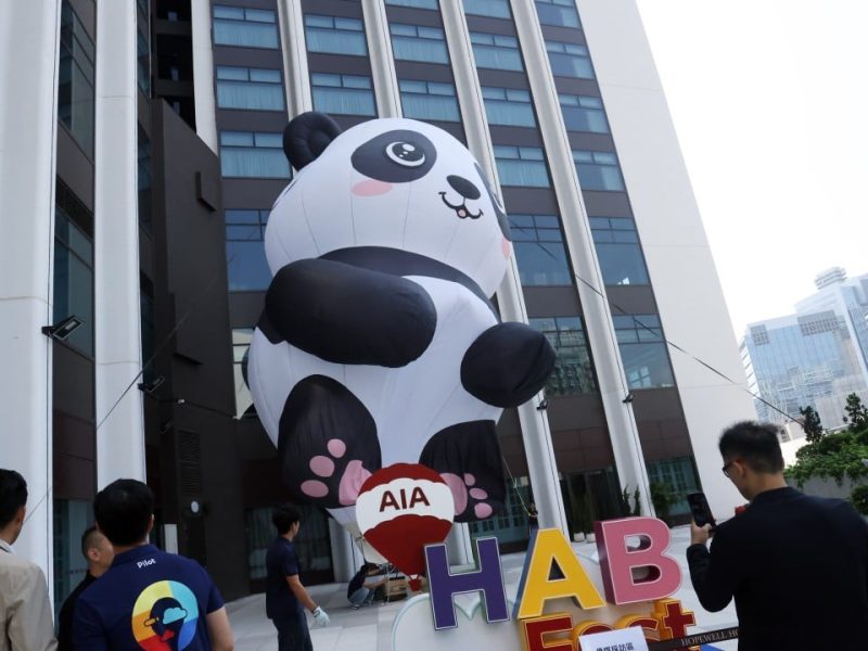 Фестивал в Хонконг, който включва балони с форма на животните във формата на животни, концерти на Cantopop