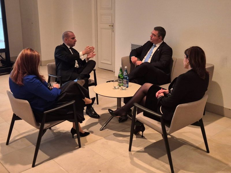 Вицепремиерът Караджов и еврокомисарят Апостолос Дзидзикостас обсъдиха ускоряване на транспортните връзки по оста Север