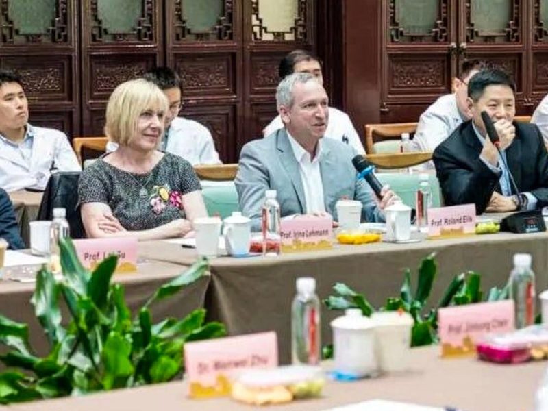 Топ AI медицински учени Роланд Ейлс и Ирина Леман напускат Германия за Китай