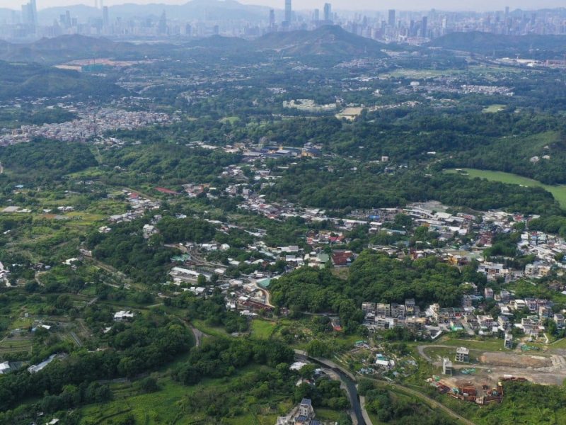 Основните железопътни връзки в северния метрополис на Хонконг ще бъдат завършени 2 години по -рано