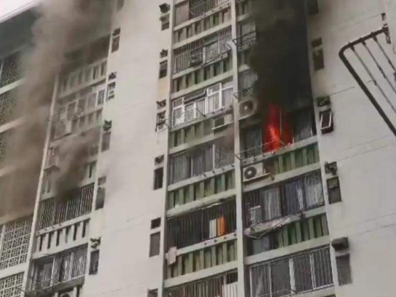 Мъжът умира след като се потопи от сградата по време на Блейз в Цуен Уан на Хонконг