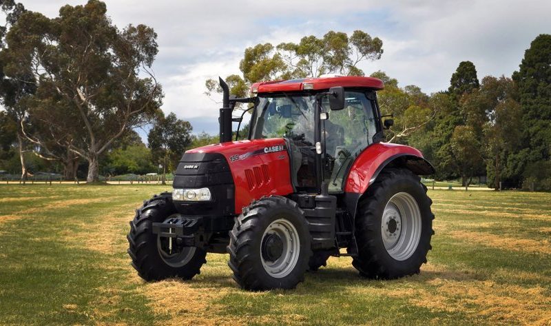 Две момчета са в болница, колата им блъсна трактор