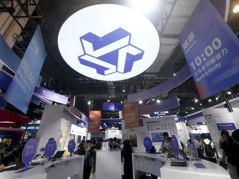 Техническите фирми се увеличават в AI модели с отворен код