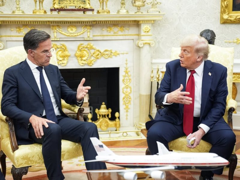 Тръмп заплашва Русия със 100% „вторични“ тарифи, ако няма сделка за Украйна