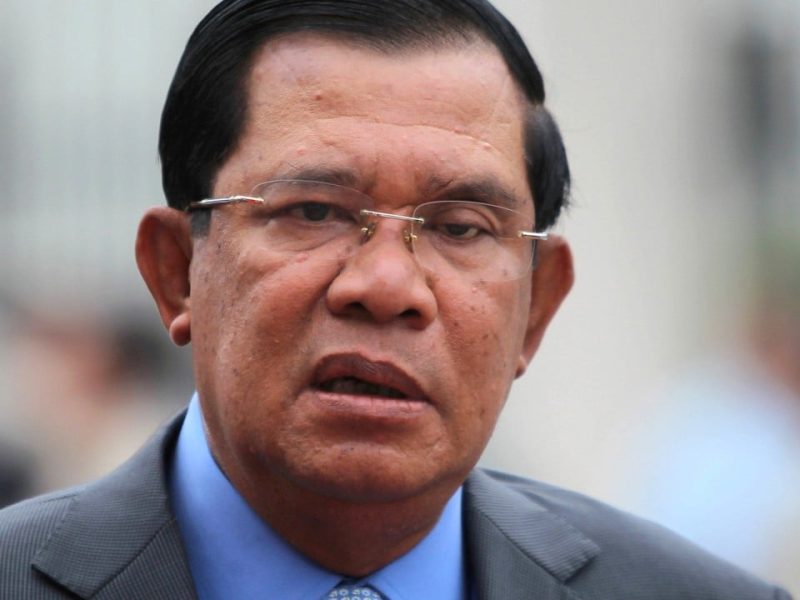 Тайландският мъж прорязва рибен сос на портрета на Хун Сен в знак на протест над граничния ред в Камбоджа