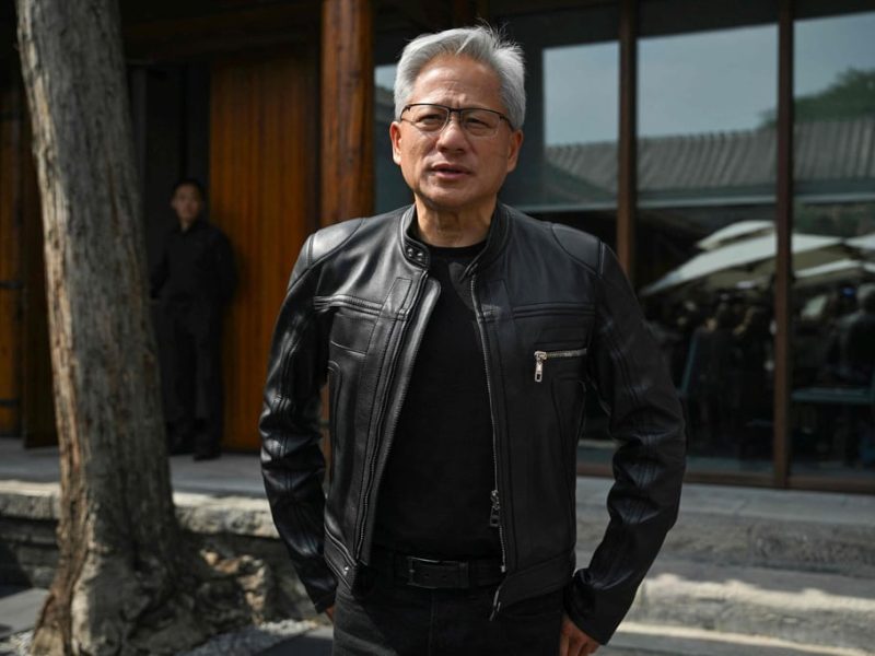 Изпълнителният директор на NVIDIA Jensen Huang печели Hearts of Millions in China With Tang Suit, Rusty Mandarin