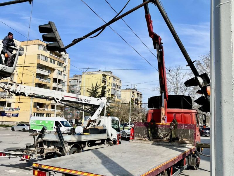 Екип на ОП „Комунални дейности“ премахна паднала светофарна уредба в района на кръстовището при „Олимп“