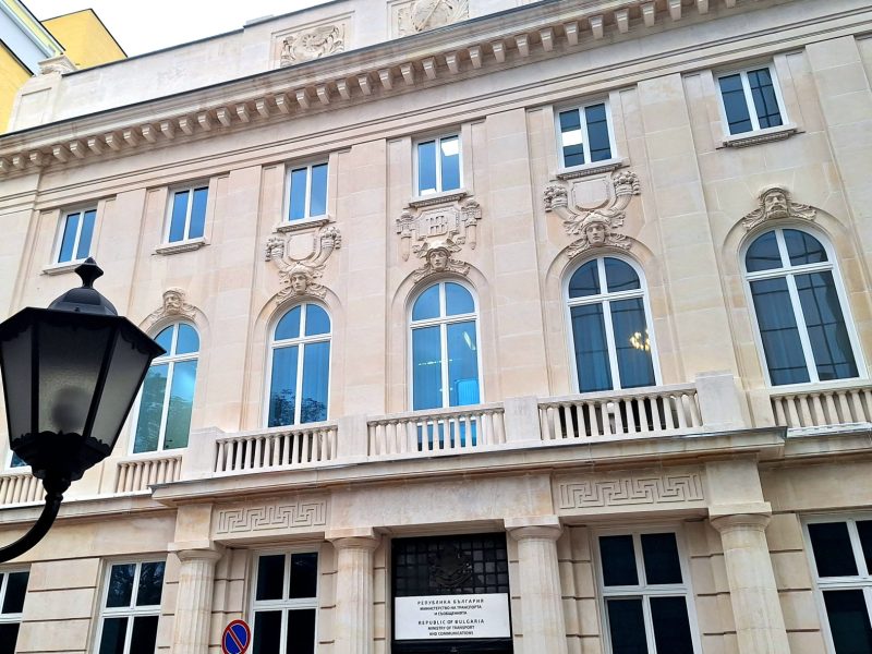 Вицепремиерът Караджов се извини на пътниците от влака София-Варна и разпореди на БДЖ да ги компенсира