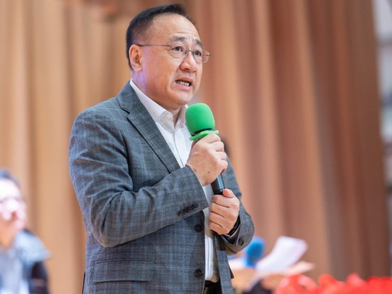 Областният съветник в Хонконг с протокол за нарушение на движението, изправен пред сонда за нарушение