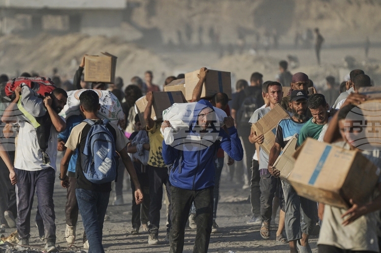 Общо 70 души са били убити при израелски операции в ивицата Газа в петък, съобщават медицински източници