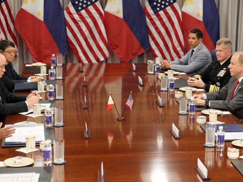 Маркосите на Филипините да се срещнат с Тръмп в търговски разговори с високи залози, тъй като тарифите в САЩ се очертават