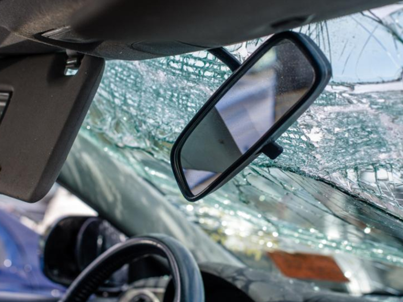 “Фолксваген“ се блъсна в трактор, ранени са двама младежи