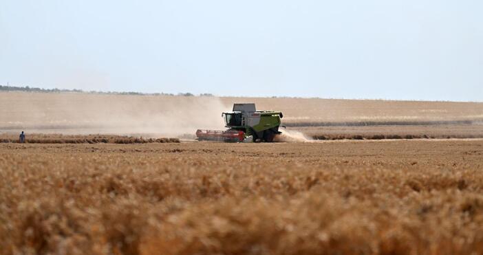 Мъж пострада при пожар в комбайн и житен блок край Варна