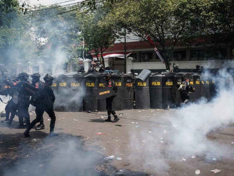 В Индонезия протестите срещу данъка върху недвижимите имоти тестват стремежа на Прабово към строги икономии
