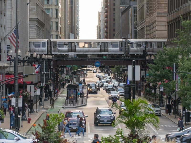 Служители в Чикаго разкритикуваха заплахата на Тръмп за разполагането на военни: “стойте далеч от нашия град”