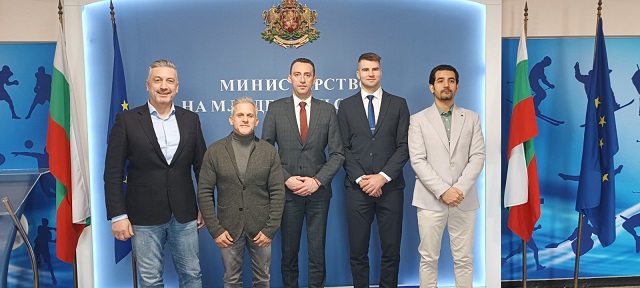 Министър Пешев се срещна с председателя на Световната федерация по каластеника Роландс Кикорс