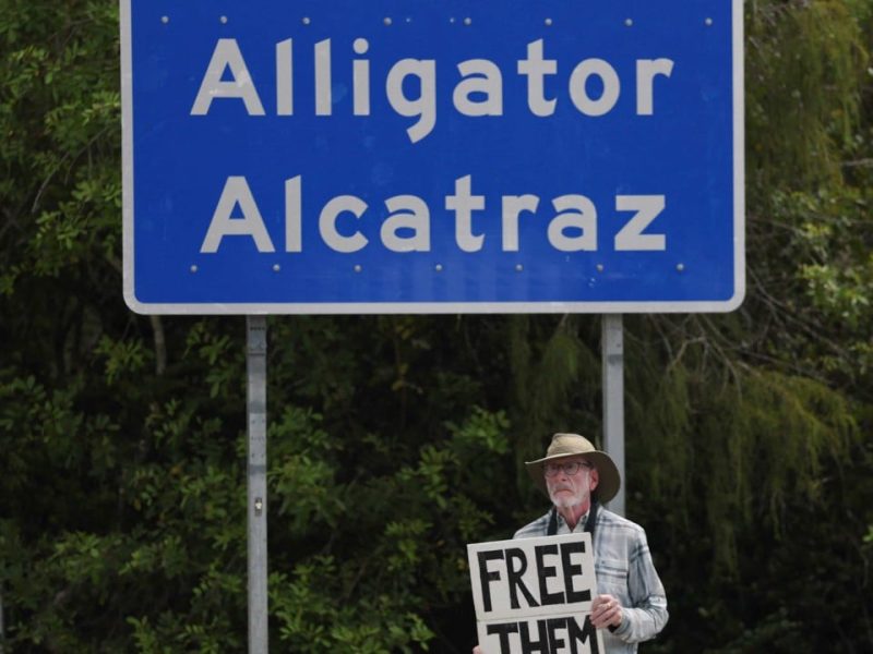 “Алигаторът Алкатраз” на Тръмп вероятно ще бъде празен до дни, каза висш служител на Флорида