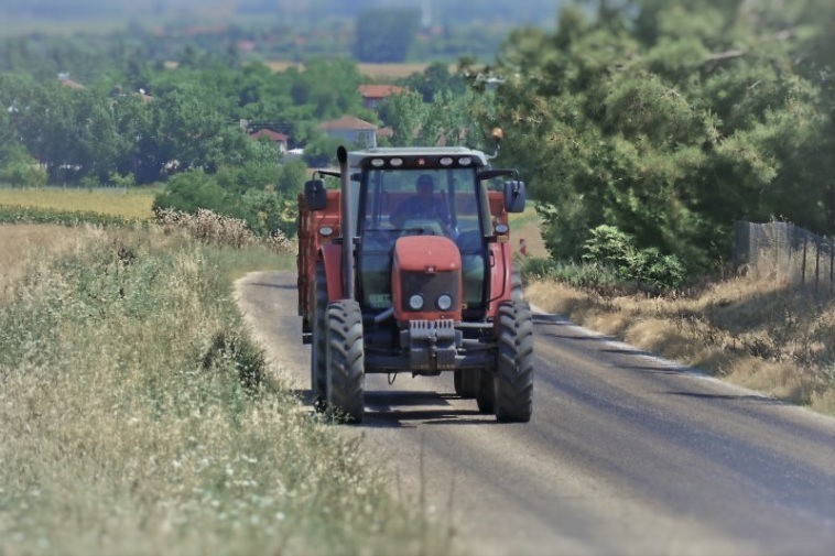 Трактор без регистрация управляван от шофьор без книжка засечен в Долна баня (Костенец, Новини)