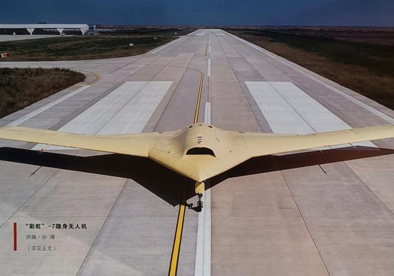 Китай изглежда тества нов стелт дрон с летящо крило