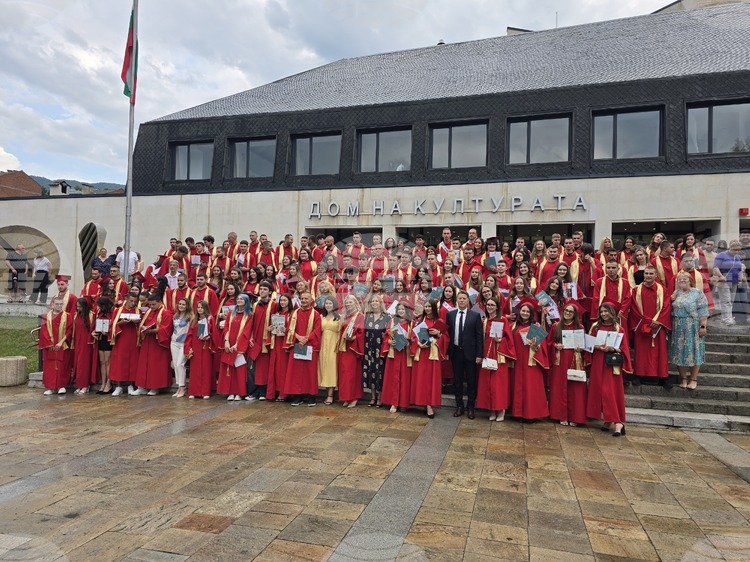 С титлата „Отличник на Випуск 2025“ бяха отличени 15 ученици от Неврокопската професионална гимназия „Димитър Талев“ в Гоце Делчев